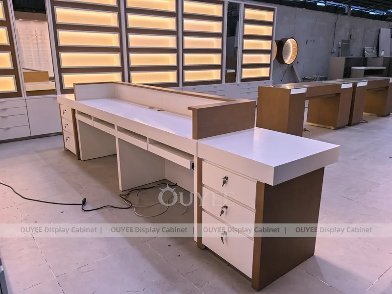 Markalı gözlük arka duvarı ile ahşap çıtalı optik mağaza resepsiyon masası_07