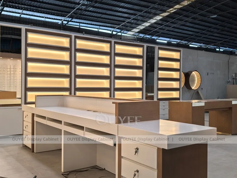 Markalı gözlük arka duvarı ile ahşap çıtalı optik mağaza resepsiyon masası_08