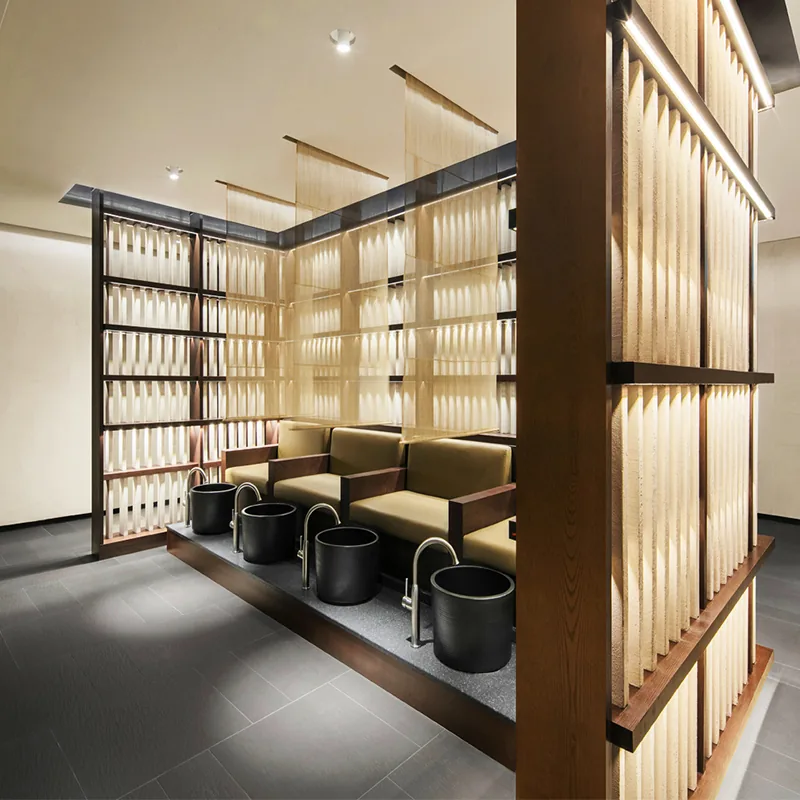 Espace shampoing mural en bois avec étagères encastrées pour produits_02