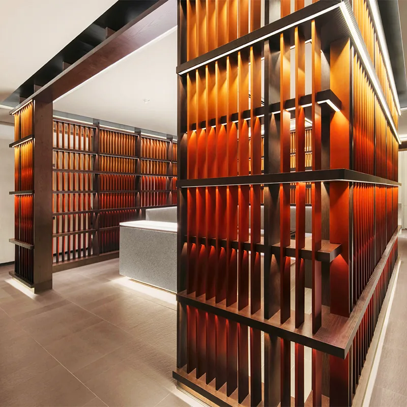 Espace shampoing mural en bois avec étagères encastrées pour produits_05