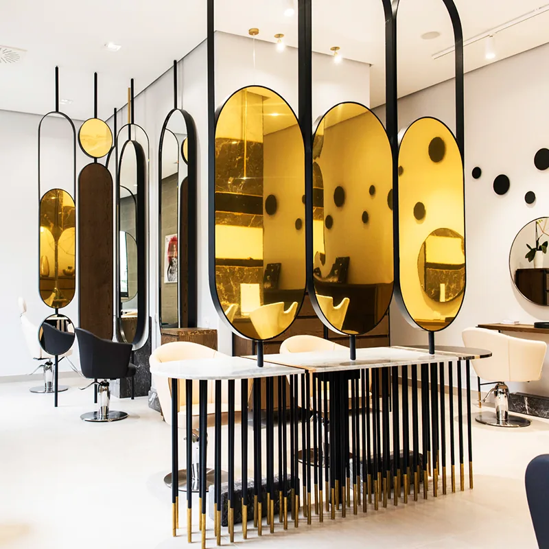 Salone di bellezza con accenti gialli e postazioni styling con specchi ovali_01