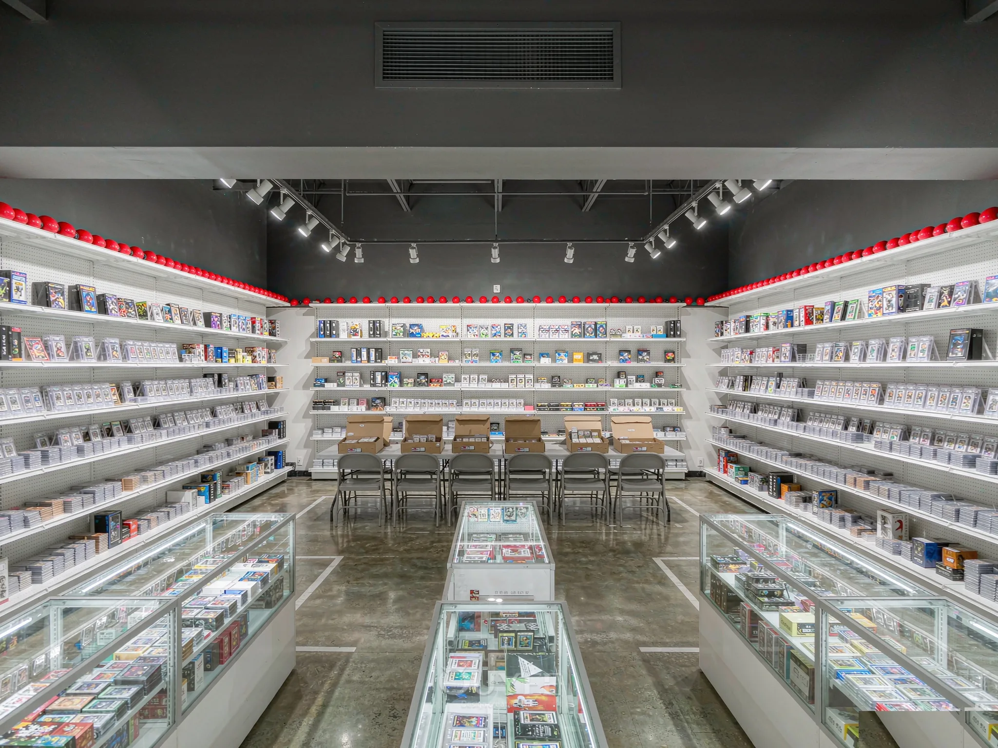 Innenansicht des Blue Card Vault Shops mit Kartenausstellungs-Schränken, Ansicht 2