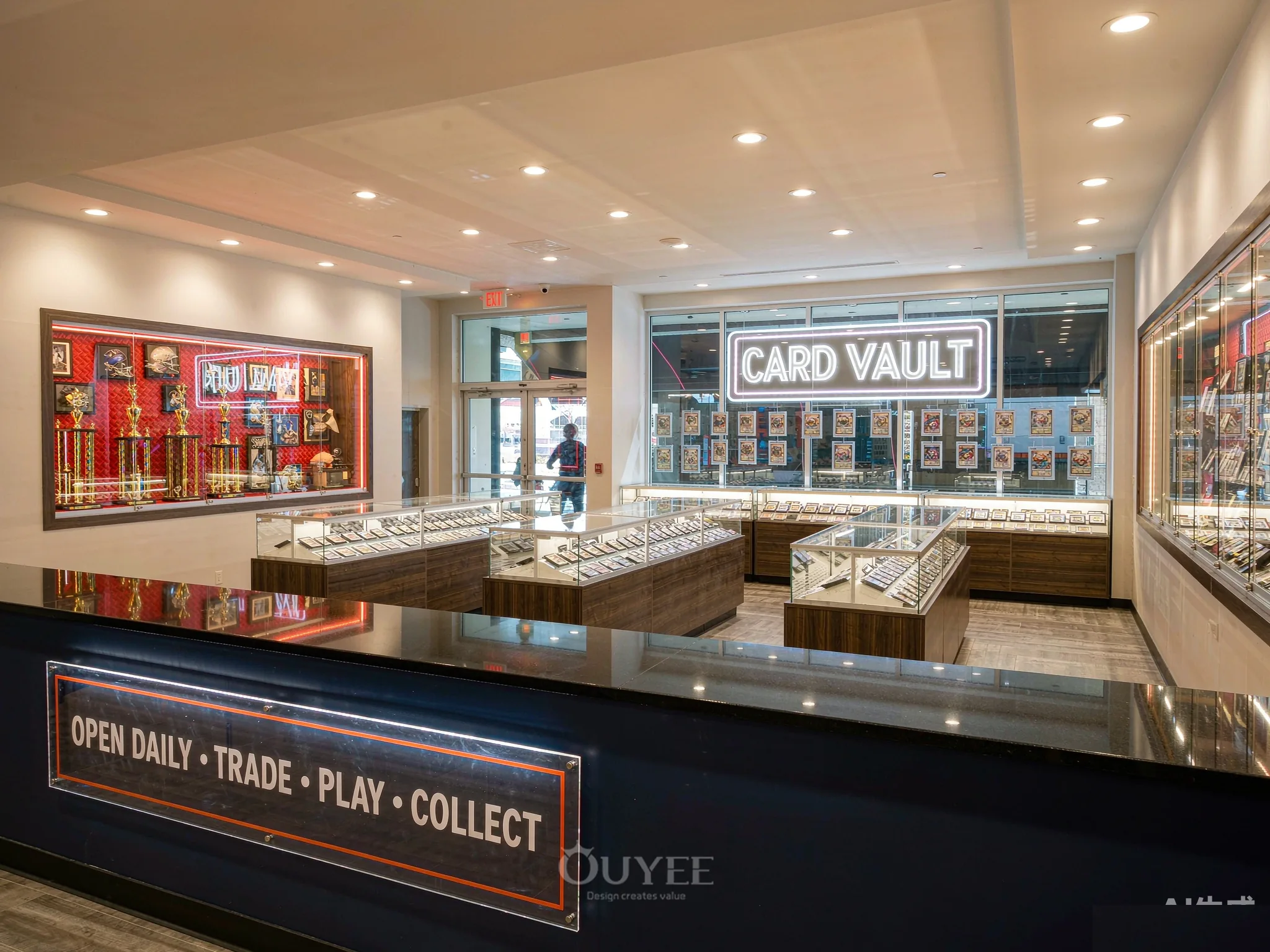 Innenansicht des Blue Card Vault Shops mit Kartenausstellungs-Schränken, Ansicht 3