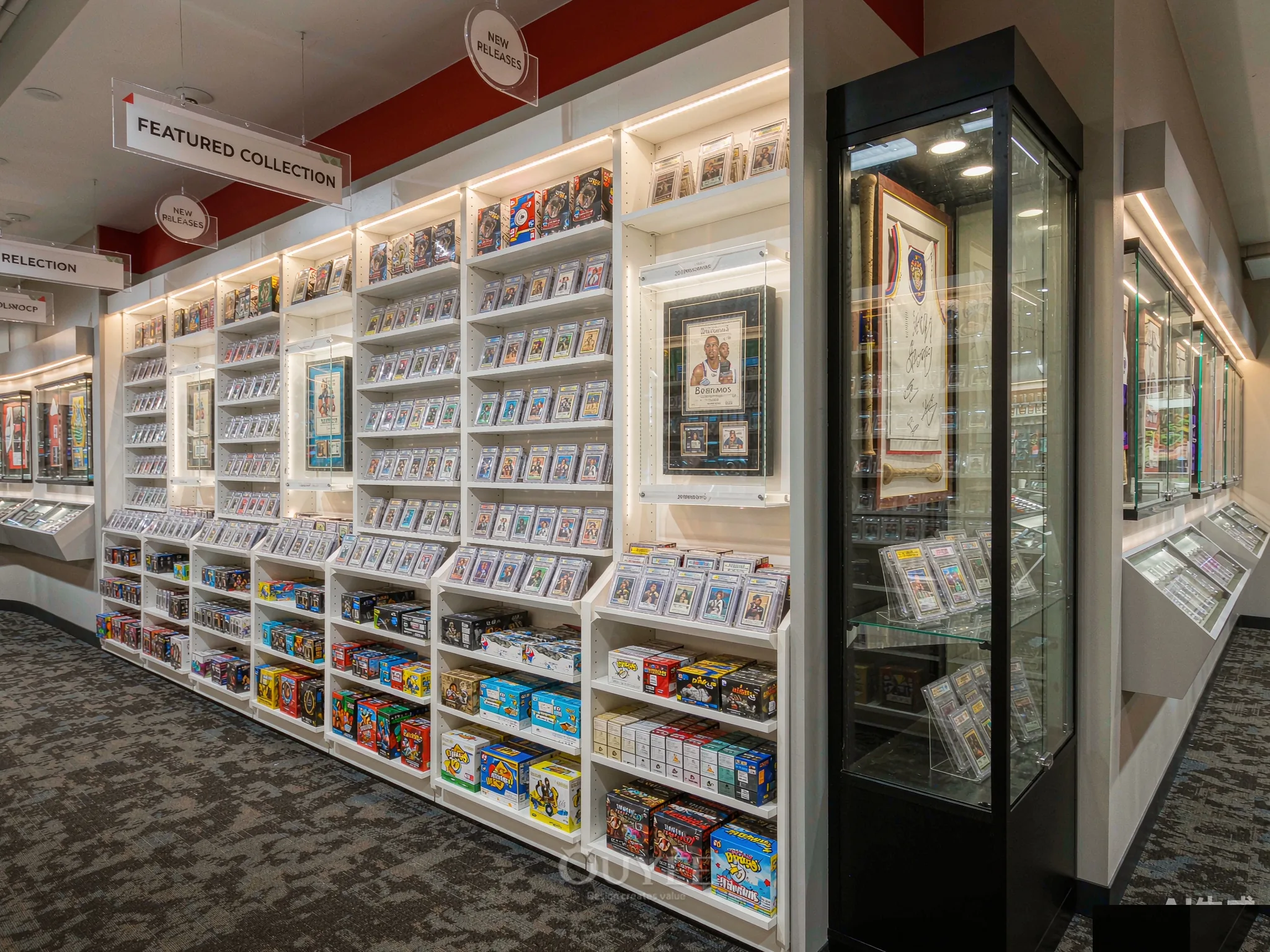 Innenansicht des Blue Card Vault Shops mit Kartenausstellungs-Schränken, Ansicht 4