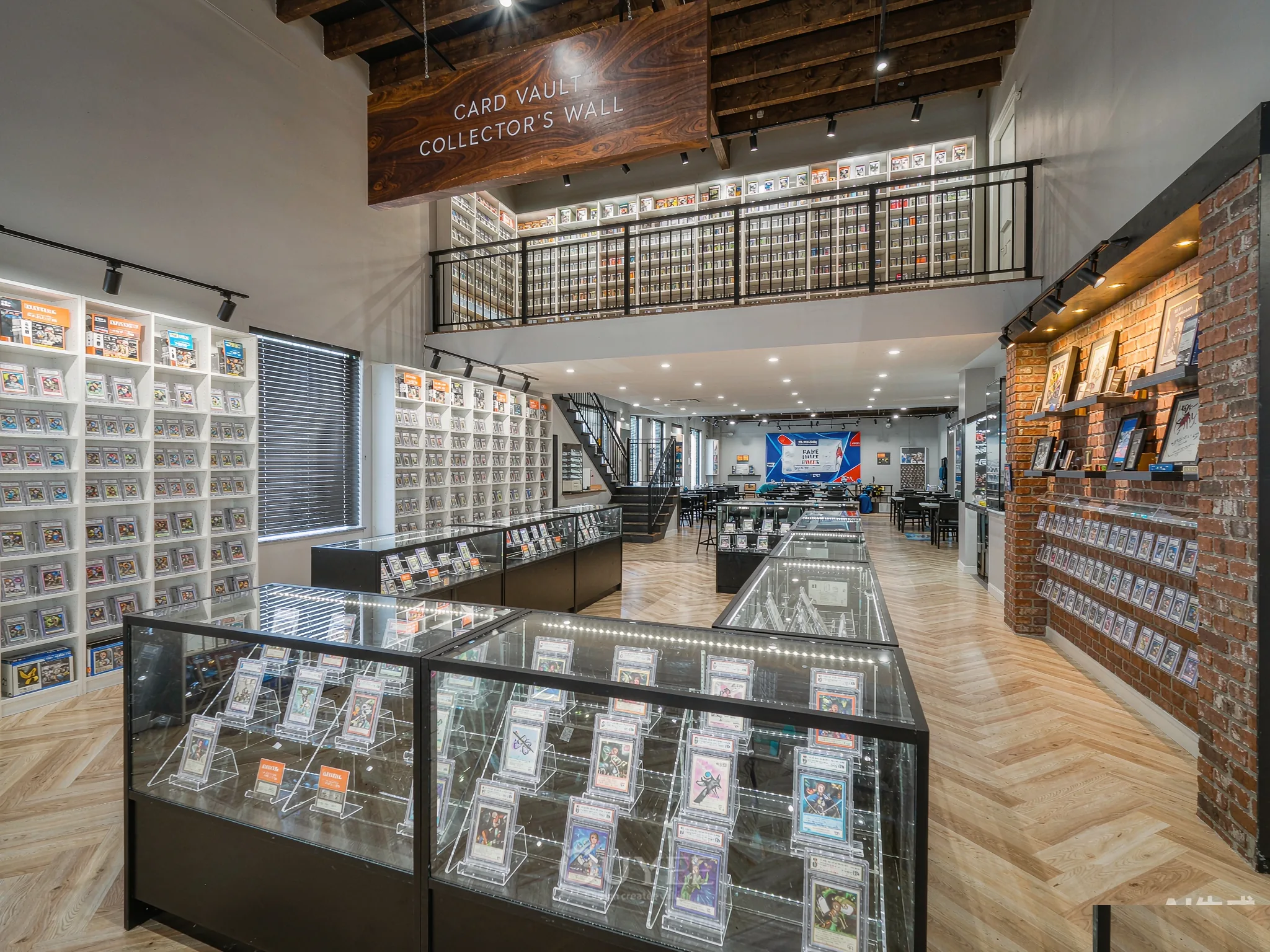 Innenansicht des Blue Card Vault Shops mit Kartenausstellungs-Schränken, Ansicht 5