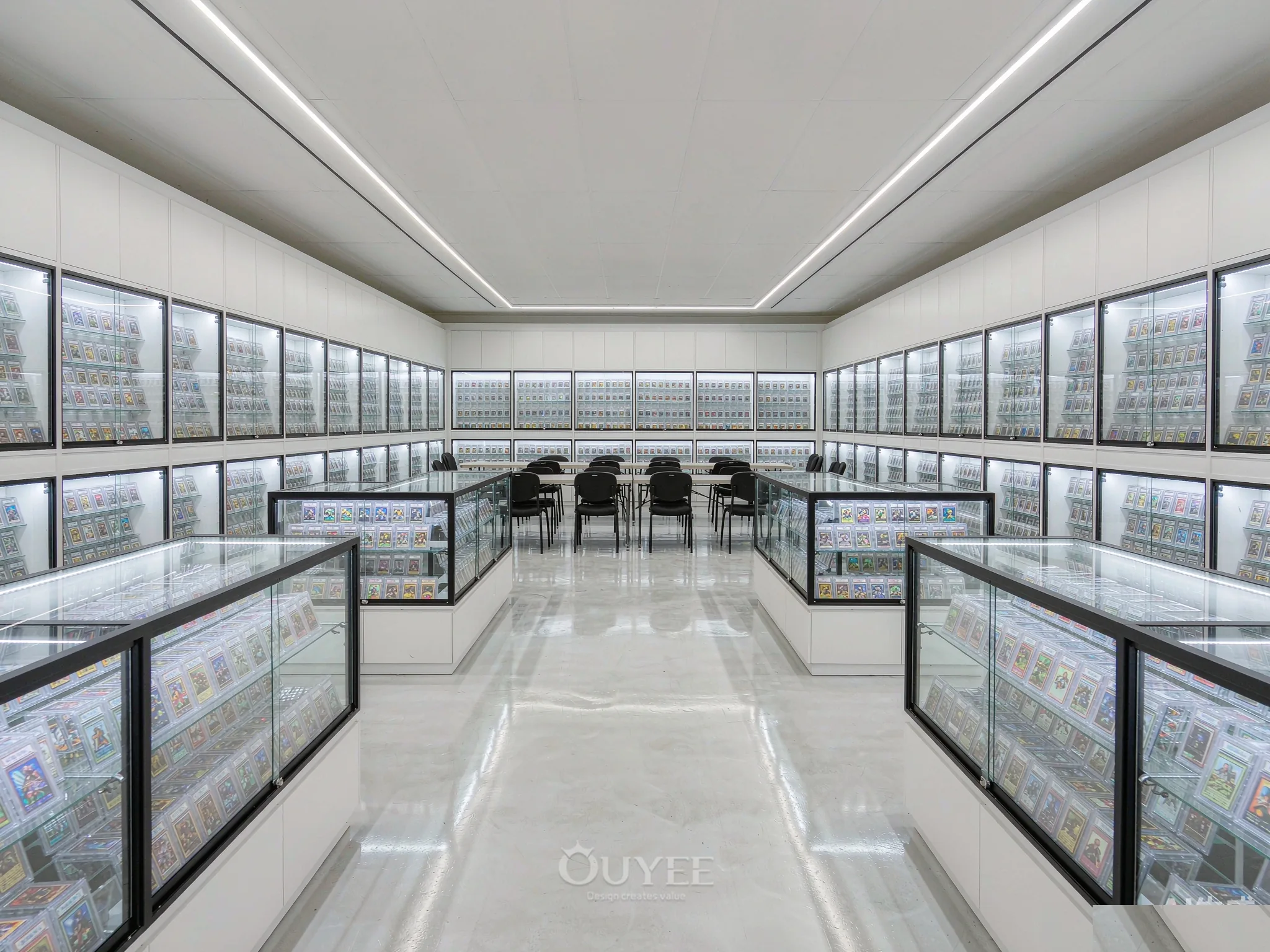 Interior de la tienda de tarjetas de galería blanca con vitrinas de exhibición de cartas, vista 1