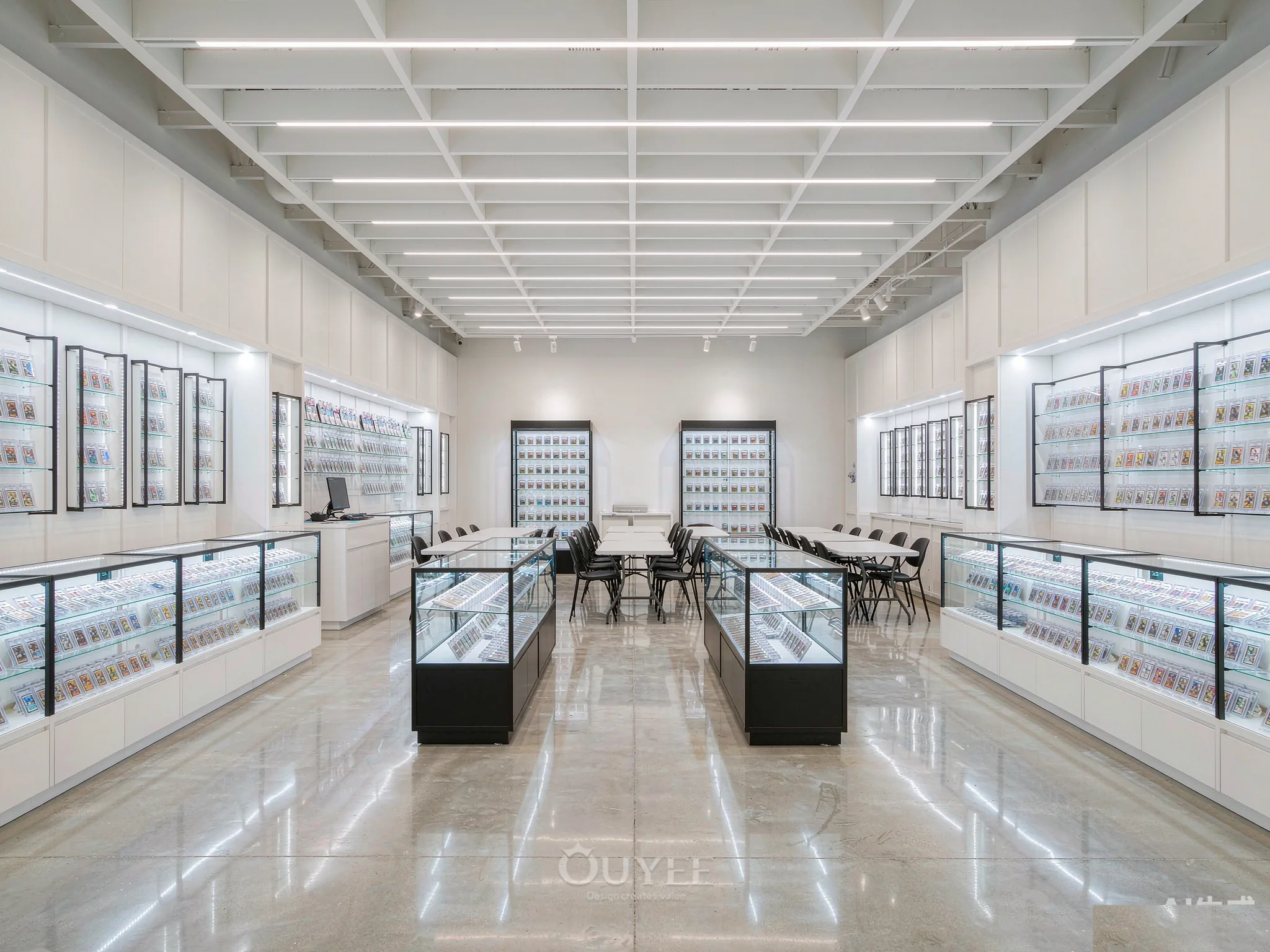 Interior de la tienda de tarjetas de galería blanca con vitrinas de exhibición de cartas, vista 2