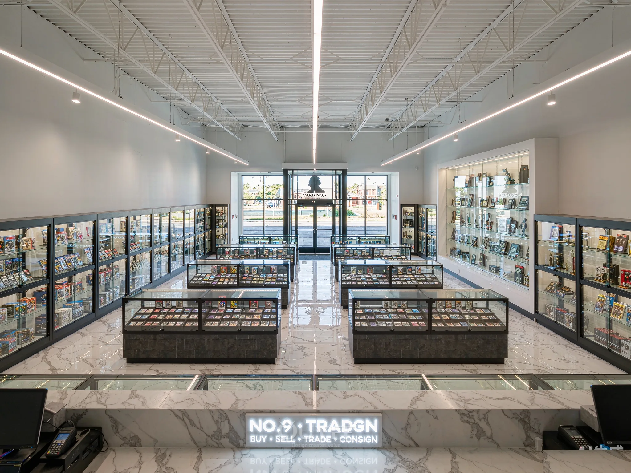 Interior de la tienda de tarjetas de galería blanca con vitrinas de exhibición de cartas, vista 3