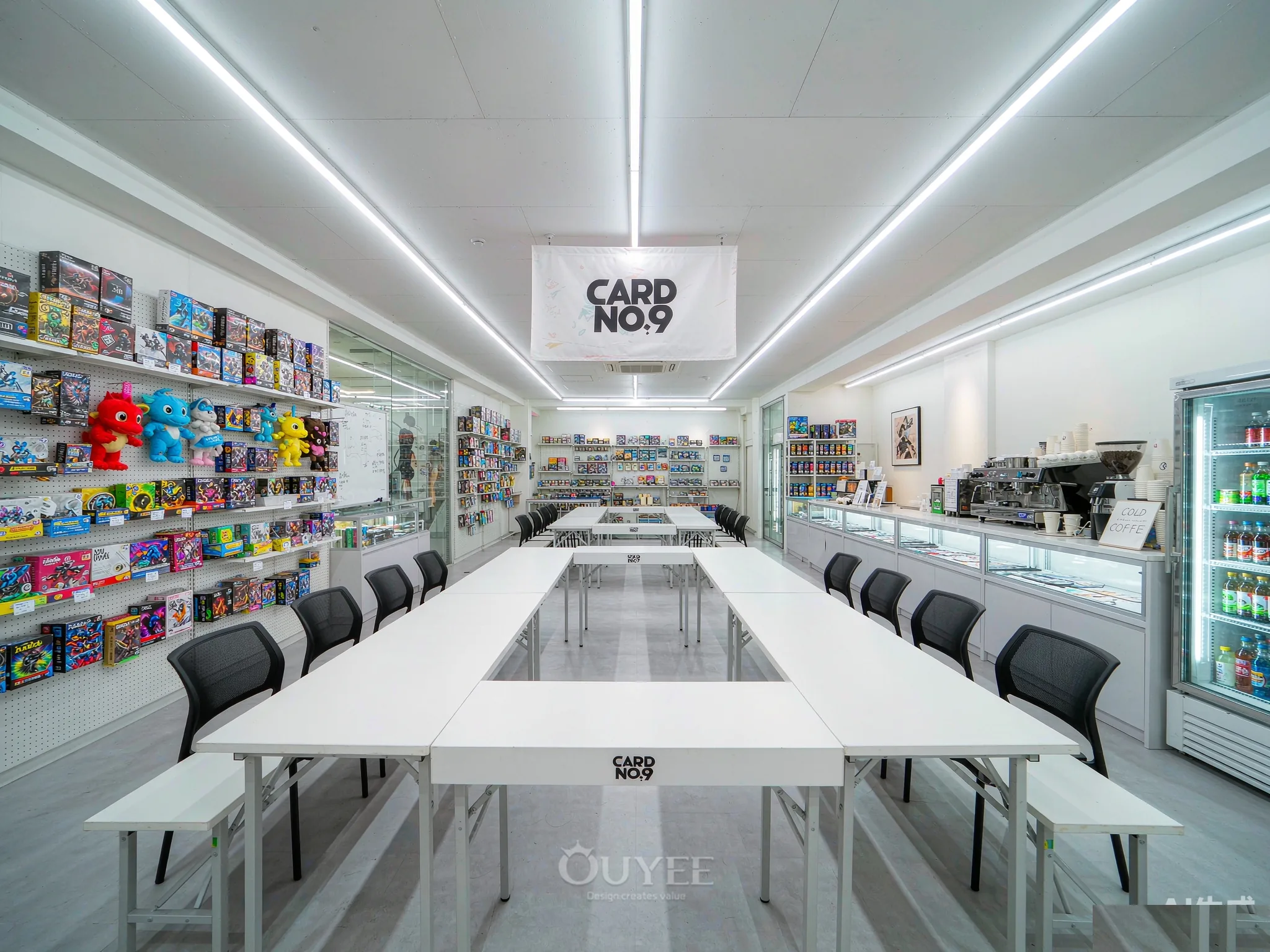 Interior de la tienda de tarjetas de galería blanca con vitrinas de exhibición de cartas, vista 5