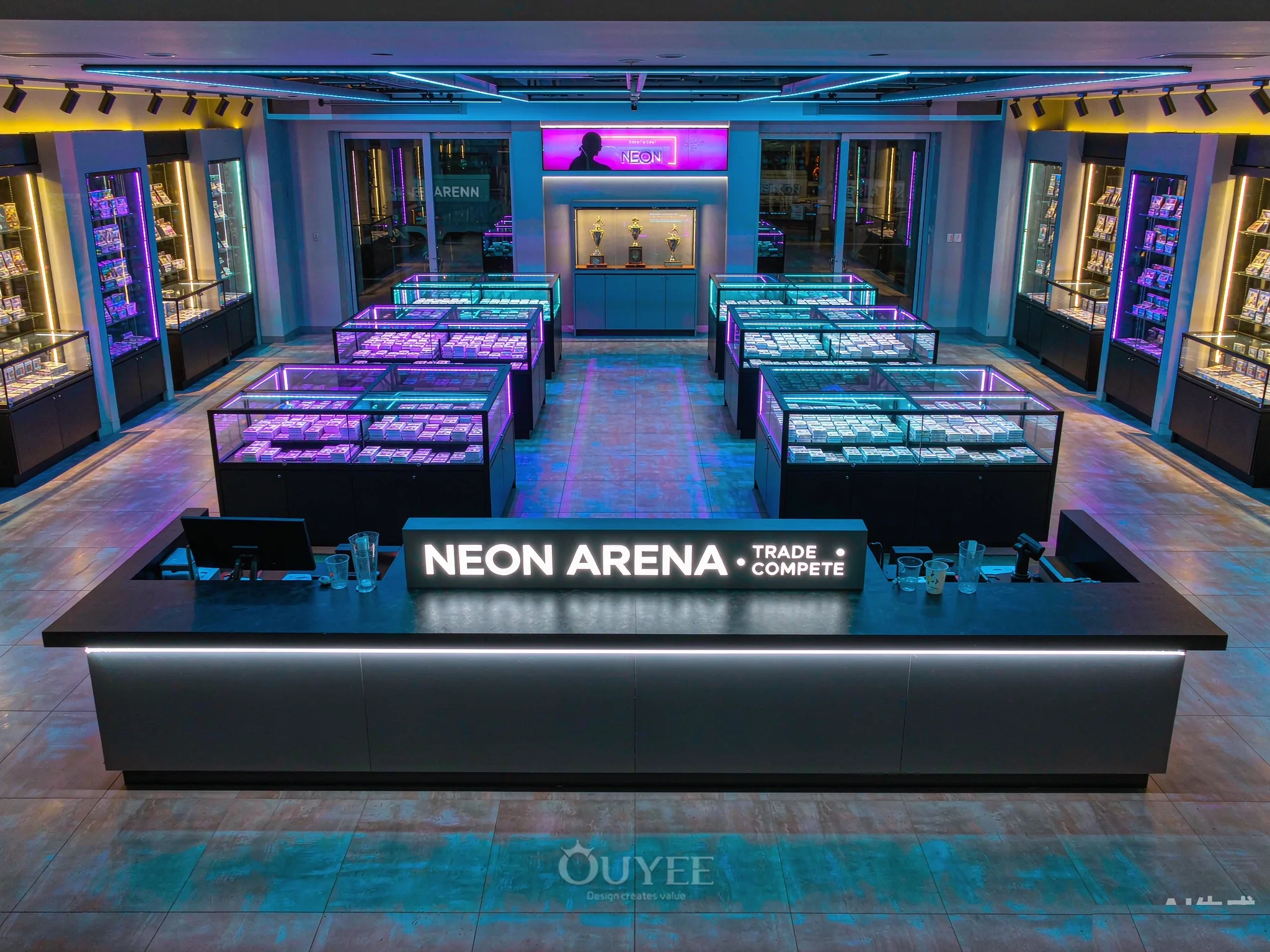 Neon Blau Trading-Card-Arena-Design Innenraum mit Kartenpräsentationsschränken, Ansicht 3