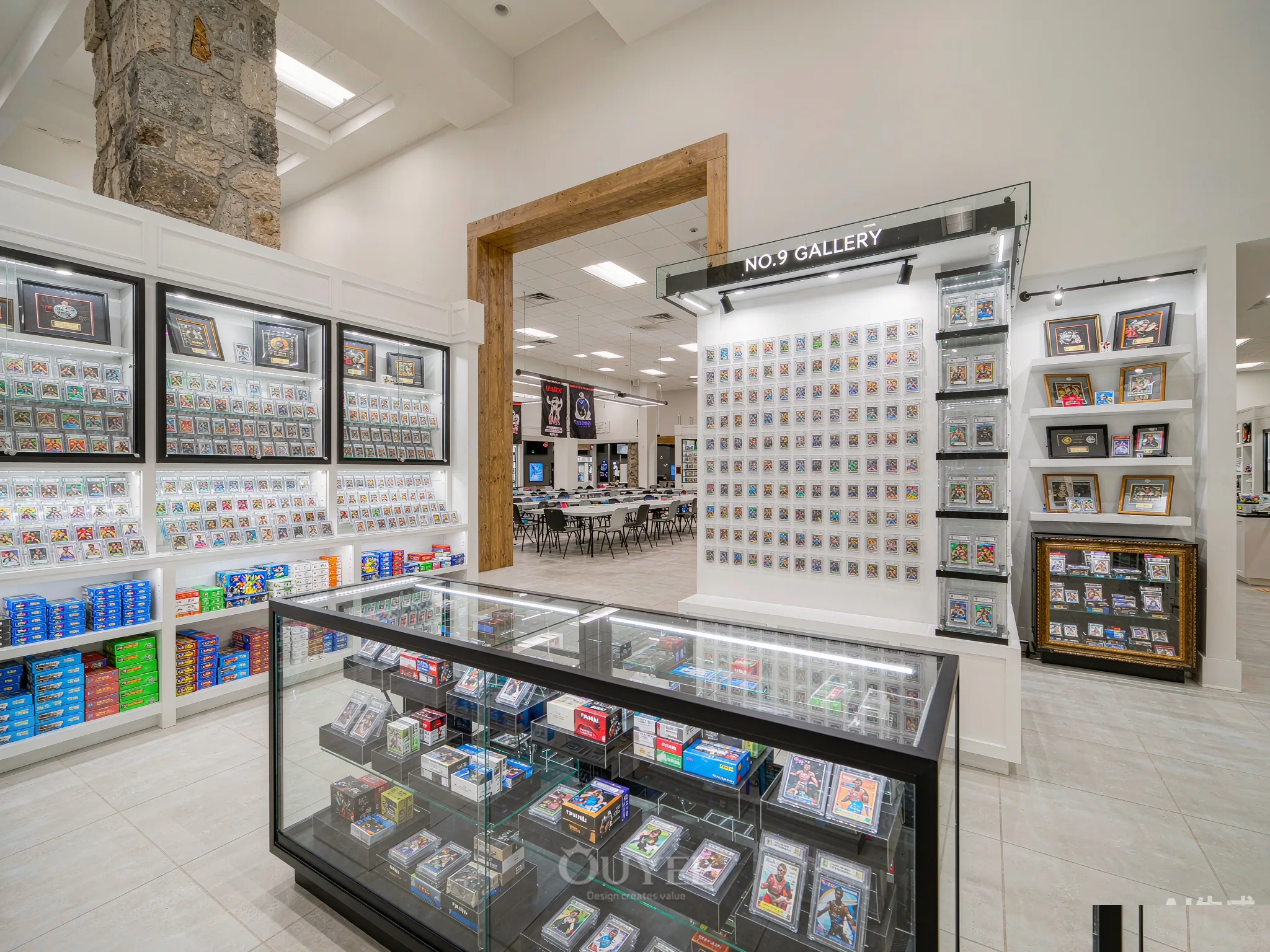トレーディングカード店とコミュニティプレイテーブルの内部、カード展示キャビネット付き、ビュー1