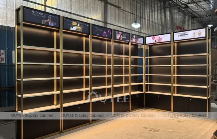 Угловая парфюмерная настенная система полок в черно-золотом исполнении_01