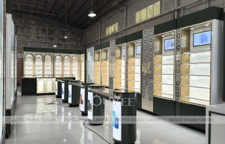 Галерея стен для духов с черным золотом и тестерами на пьедесталах_01