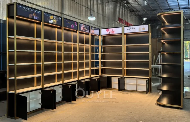 رف عرض عطور على الحائط باللون الأسود والذهبي 01