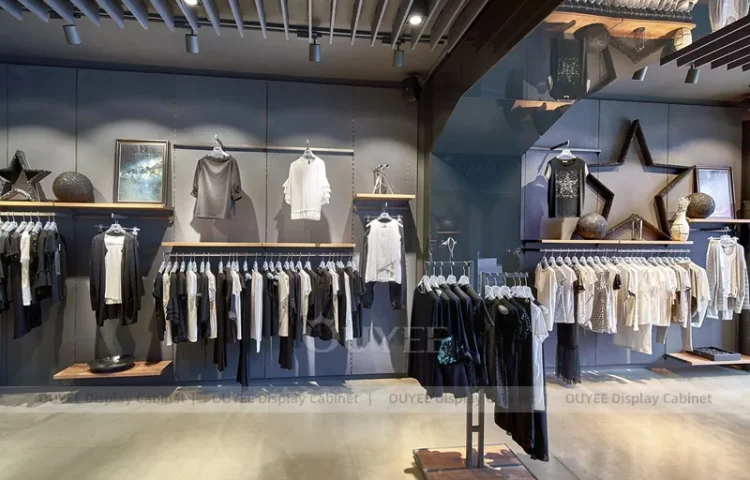 Exhibición Contemporánea Oscura de Pared y Mesas para Ropa_01