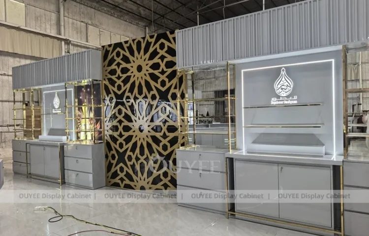 Выставочный стенд для входа в парфюмерный залог с решетчатым экраном_01