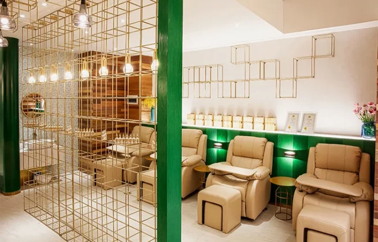 Recepção de Salão de Unhas Verde e Dourado com Parede de Exposição de Manicure_03