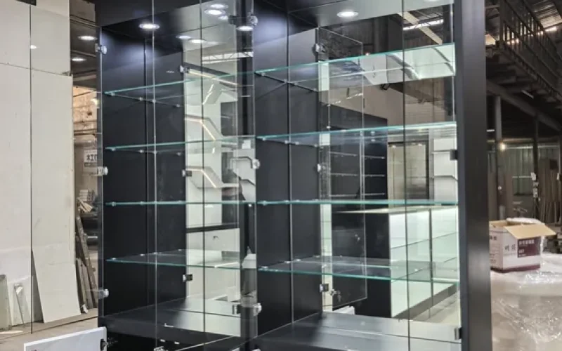 Vitrine en tour en verre noir mat avec portes verrouillables 01