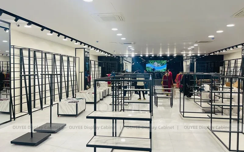 Minimal Black Apparel Showroom Rack System_10