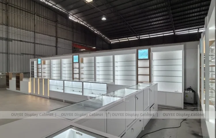 Минималистичная белая галерея парфюмерии с передним островным прилавком_01