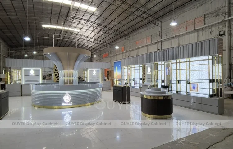 Открытая планировка выставочного зала парфюмерии с изогнутым прилавком-ресепшн_01