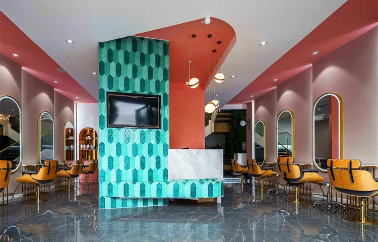 Sala de Estilo de Salão de Beleza Rosa com Espelhos Arqueados e Cadeiras Douradas_06