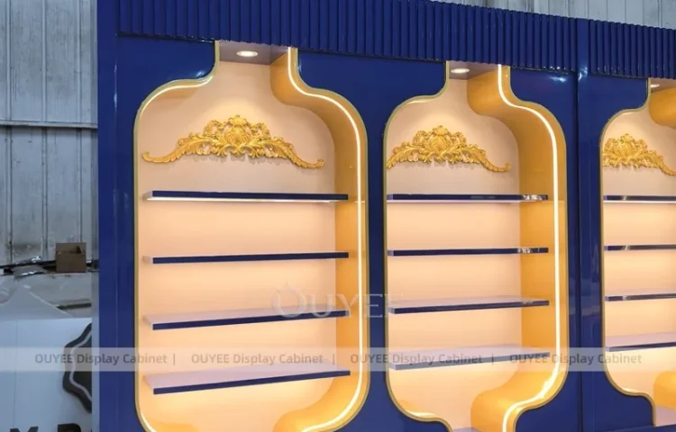 Стена для демонстрации духов с арочной нишей и голубым цветом королевского синего_01