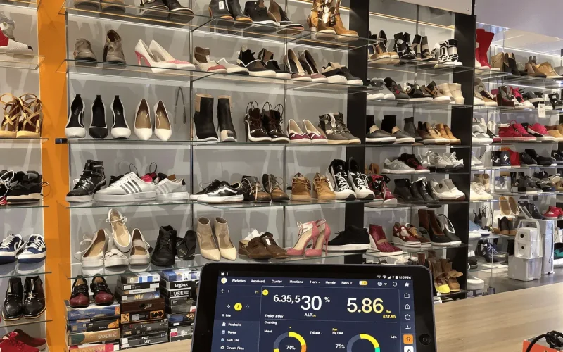 Управление запасами в обувном магазине