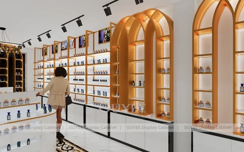 Sala de Exposiciones de Perfumes en Oro Blanco con Exhibición en Columna Central_08