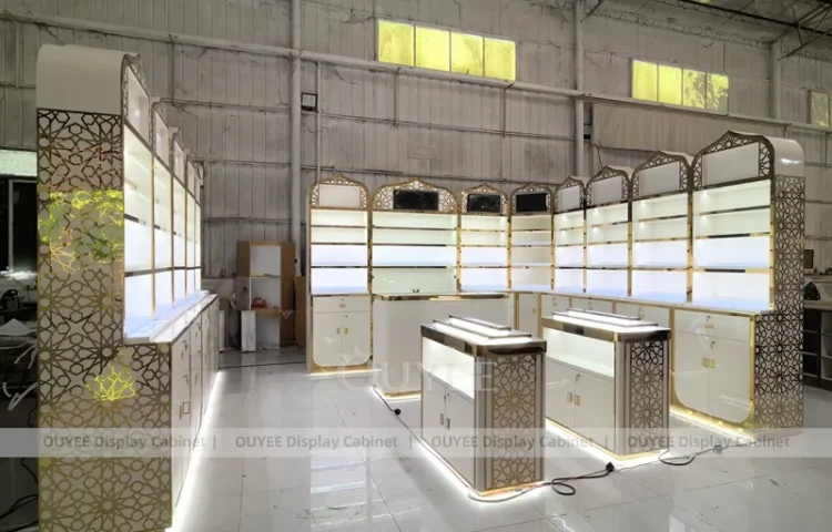 Стена для парфюмерных полок из белого золота с двойными тестерами_01