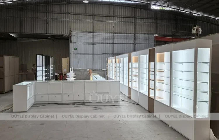 Белая выставочная витрина для парфюмерии в форме U с стенами_01