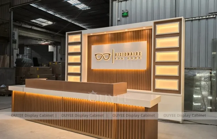 Markalı gözlük arka duvarı ile ahşap çıtalı optik mağaza resepsiyon masası_01
