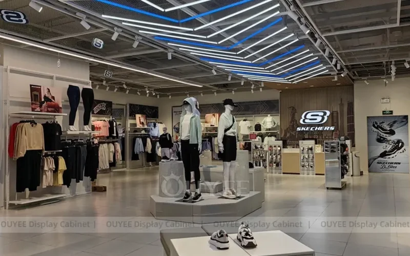 Bir perakende mağazasında kıyafetleri sergilemenin en iyi yolları Ouyee Display tarafından