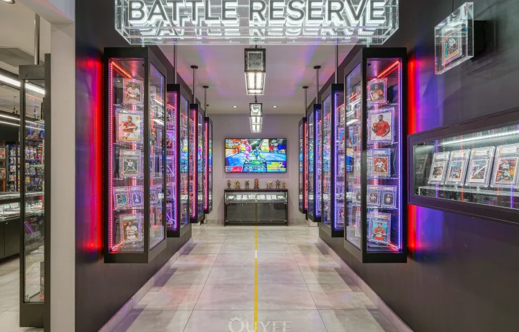 Interior de Atelier y Galería de Tarjetas Púrpura con vitrinas de exhibición de tarjetas, vista 1