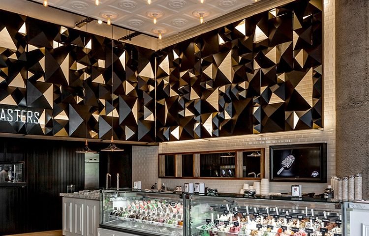 conception-intérieure-personnalisée-café-comptoir-mur-caractéristique (6)