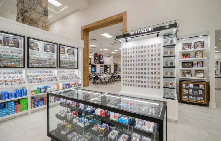 トレーディングカード店とコミュニティプレイテーブルの内部、カード展示キャビネット付き、ビュー1